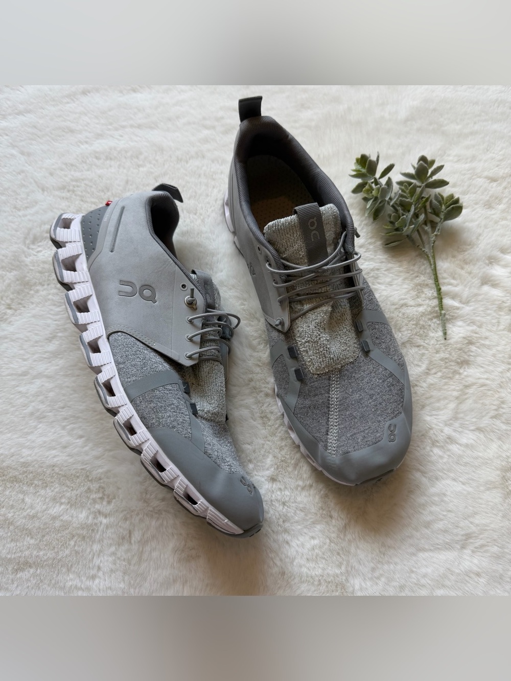 On | EUC - Terry Lifestyle Sneaker - Silver - Size 11